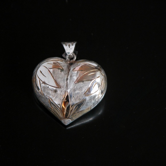 Antique Puffy Silver Etched Heart Pendant - Picture 4 of 4
